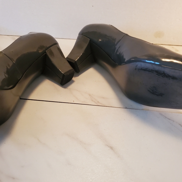 Tahari Silver Heels S 8 1/2 - Picture 4 of 6